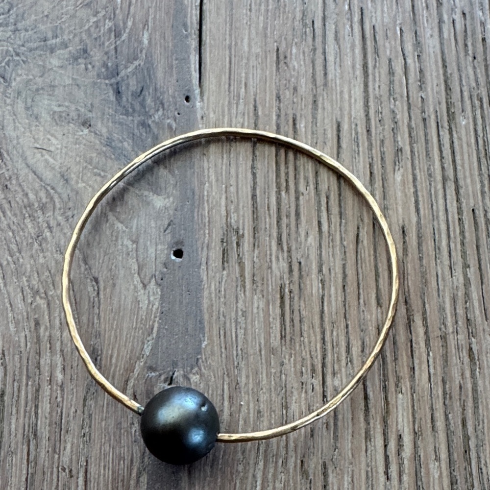 Elegant Gold Bangle with Black Pearl